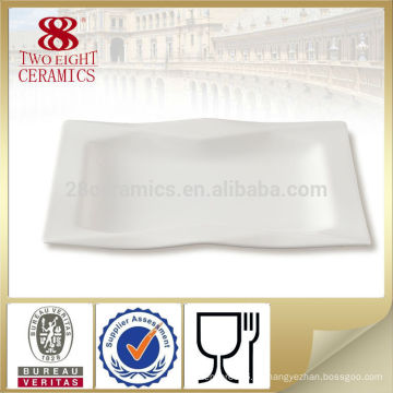 Porcelana creativa rectangular blanca ondulada placa de cena venta caliente